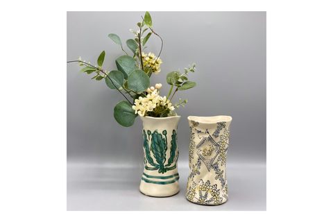 RENKLİ EL BOYAMALI ORGANİK FORMLU KABARTMA DESENLİ VAZO