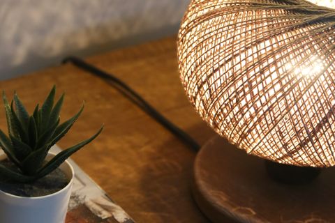 HOMİNG KÜRE JÜT AHŞAP TABANLI ABAJUR AYD-3301