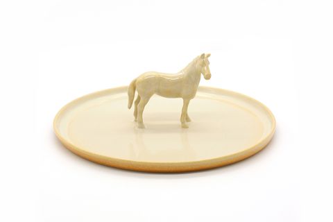 AT FİGÜRLÜ DÜZ SUNUM TABAĞI, KOTON KREM