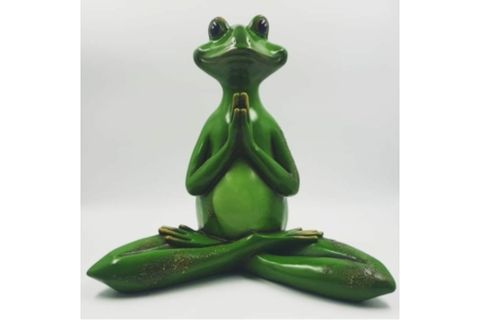 YOGA YAPAN KURBAĞA HEYKELİ