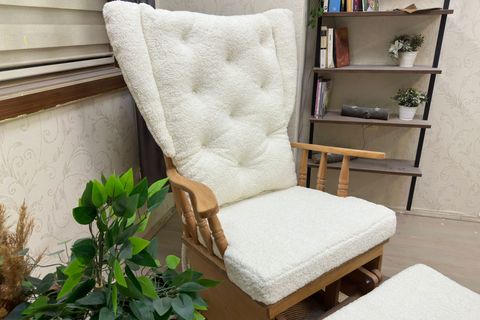 ASEDİA MAMA PUFLU SALLANAN SANDALYE, TEDDY KREM, NATUREL AHŞAP AYAK