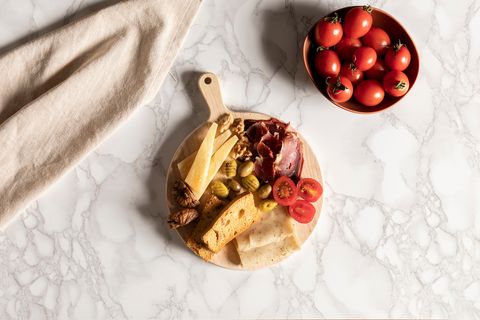 KİTCHEN ESSENTİALS DİŞBUDAK YUVARLAK KESME TAHTASI