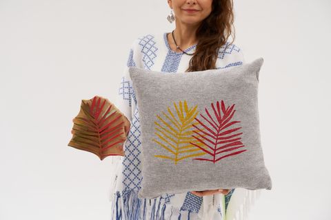 AKİ HA KARE KIRLENT, KIRMIZI SARI ETNİK YAPRAK DESEN, 50X50