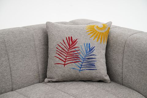 İRO ME KARE KIRLENT, KIRMIZI MAVİ ETNİK YAPRAK VE GÜNEŞ DESEN, 50X50