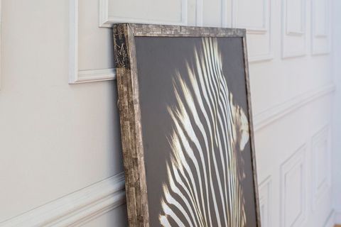 ZEBRA GÜMÜŞ DERİ ÜZERİNE BASKILI ÇERÇEVELİ TABLO 60X90