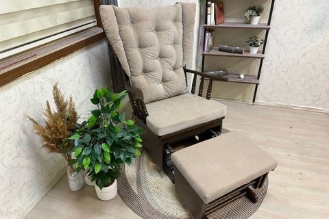 ASEDİA MAMA PUFLU SALLANAN SANDALYE, BEJ, CEVİZ AHŞAP AYAK