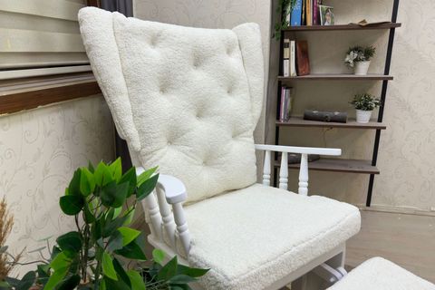 ASEDİA MAMA PUFLU SALLANAN SANDALYE, TEDDY KREM, LAKE AHŞAP AYAK