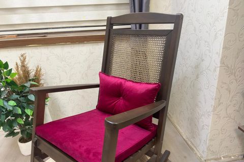 ASEDİA VERANDA HASIRLI MİNDERLİ SALLANAN SANDALYE, FUŞYA, CEVİZ AYAK