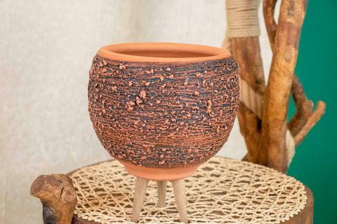AHŞAP AYAKLI PÜSKÜRTME TERRACOTA TOPRAK SAKSI