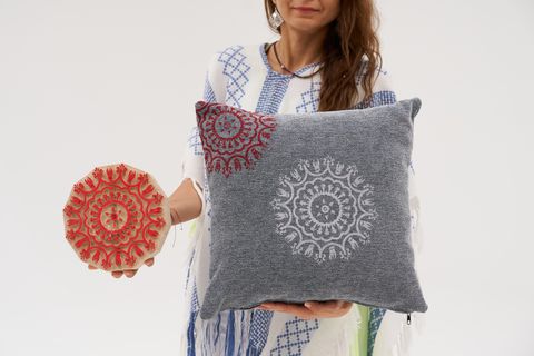 TORUKO KARE KIRLENT KIRMIZI KILIFI, BEYAZ YUVARLAK ETNİK DESEN, 50X50