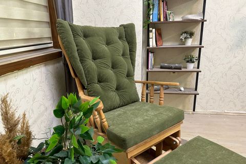 ASEDİA MAMA PUFLU SALLANAN SANDALYE, YEŞİL, NATUREL AHŞAP AYAK