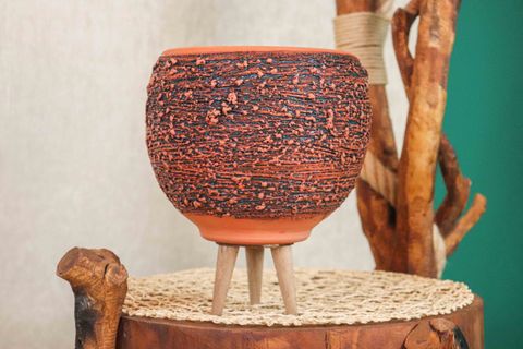 AHŞAP AYAKLI PÜSKÜRTME TERRACOTA TOPRAK SAKSI