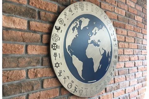 DÜNYA HARİTASI VE DÜNYA DİNLERİ TABLOSU