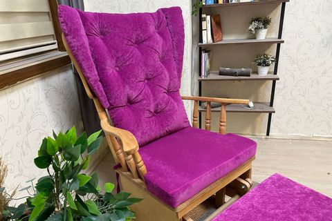 ASEDİA MAMA PUFLU SALLANAN SANDALYE, FUŞYA, NATUREL AHŞAP AYAK
