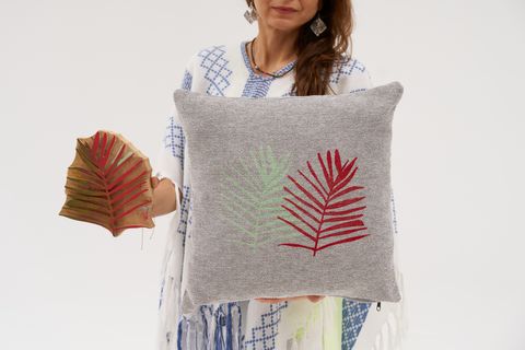 İRO HA KARE KIRLENT, KIRMIZI YEŞİL ETNİK YAPRAK DESEN, 50X50