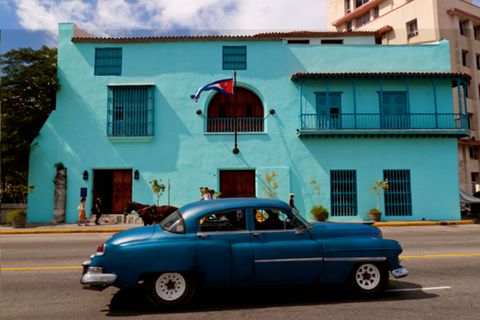 TABLOLIFE KÜBA'DAKİ MAVİ ARABA KANVAS TABLO, 50X150
