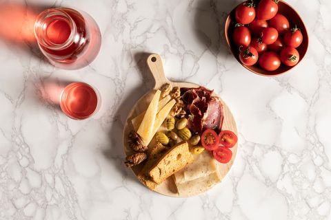 KİTCHEN ESSENTİALS DİŞBUDAK YUVARLAK KESME TAHTASI