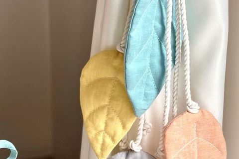 YAPRAKLI PERDE TUTACAĞI NATUREL, KARIŞIK RENKLİ