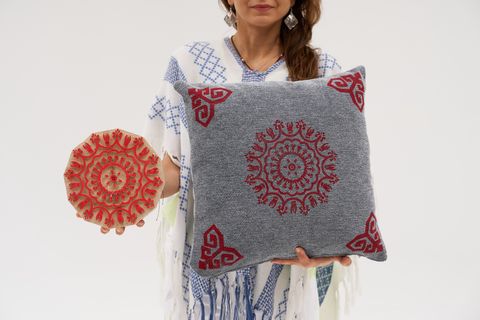 AKA MOYO KARE KIRLENT, KIRMIZI ETNİK DESEN, 50X50