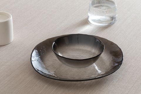 KİTCHEN ESSENTİALS ALTHEA CAM SERVİS TABAĞI 28 CM, FÜME
