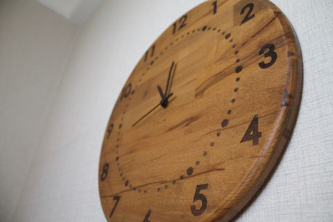 KADRAN KAYIN AHŞAP LAZER KAZIMA DUVAR SAATİ, 40 CM