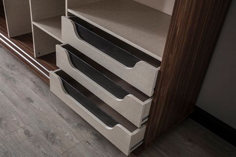 DOLCE YATAK ODASI TAKIMI, SÜRGÜ KAPAKLI