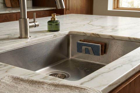 YAPIŞKANLI PASLANMAZ ÇELİK SÜNGER TUTUCU, GÜMÜŞ GRİ, 7X7X5 CM