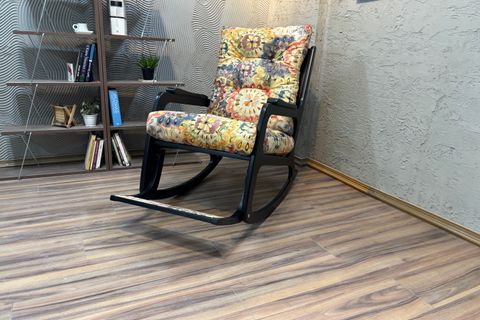 KONTES SALLANAN SANDALYE, ÇİÇEKLİ, LAKE SİYAH AHŞAP AYAK