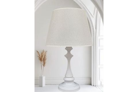 FARO ABAJUR BEYAZ METAL GÖVDELİ, KREM RENGİ ŞAPKALI