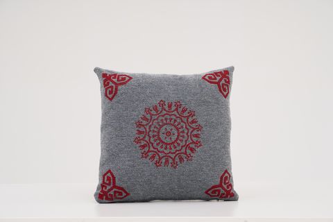 AKA MOYO KARE KIRLENT KILIFI, KIRMIZI ETNİK DESEN, 50X50