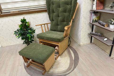 ASEDİA MAMA PUFLU SALLANAN SANDALYE, YEŞİL, NATUREL AHŞAP AYAK