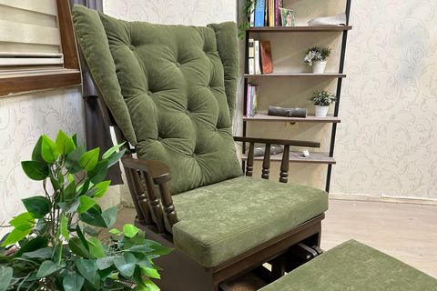 ASEDİA MAMA PUFLU SALLANAN SANDALYE, YEŞİL, CEVİZ AHŞAP AYAK