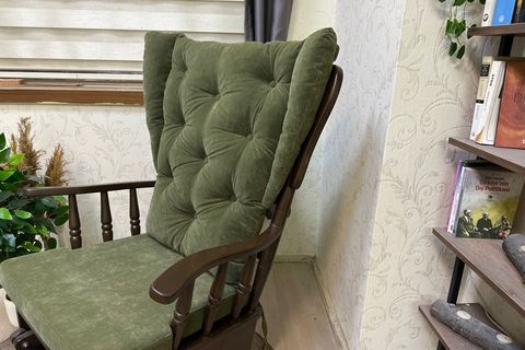 ASEDİA MAMA PUFLU SALLANAN SANDALYE, YEŞİL, CEVİZ AHŞAP AYAK