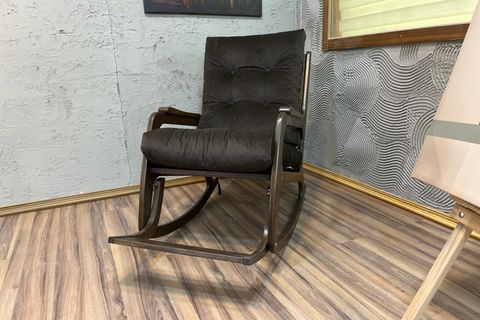 KONTES SALLANAN SANDALYE, ACI KAHVE, KOYU CEVİZ AYAK