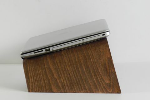 DOĞAL AĞAÇ LAPTOP MASA STANDI VE YÜKSELTİCİ NOTEBOOK TUTUCU, CEVİZ