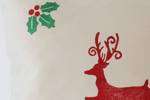 NOEL REN GEYİĞİ DESENLİ KREM KADİFE KIRLENT, 50X50