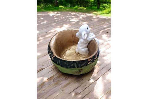 TAVŞAN FİGÜRLÜ SAKSI SUNUMLUK