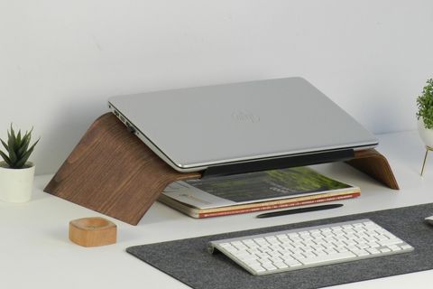 DOĞAL AĞAÇ LAPTOP MASA STANDI VE YÜKSELTİCİ NOTEBOOK TUTUCU, CEVİZ