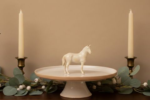 AYAKLI AT FİGÜRLÜ SUNUM TABAĞI, KOTON KREM