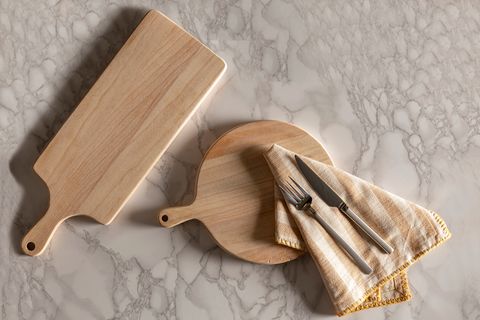 KİTCHEN ESSENTİALS DİŞBUDAK YUVARLAK KESME TAHTASI