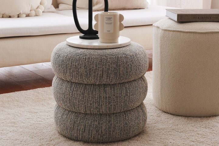 Joan Boum Poef, Grijs