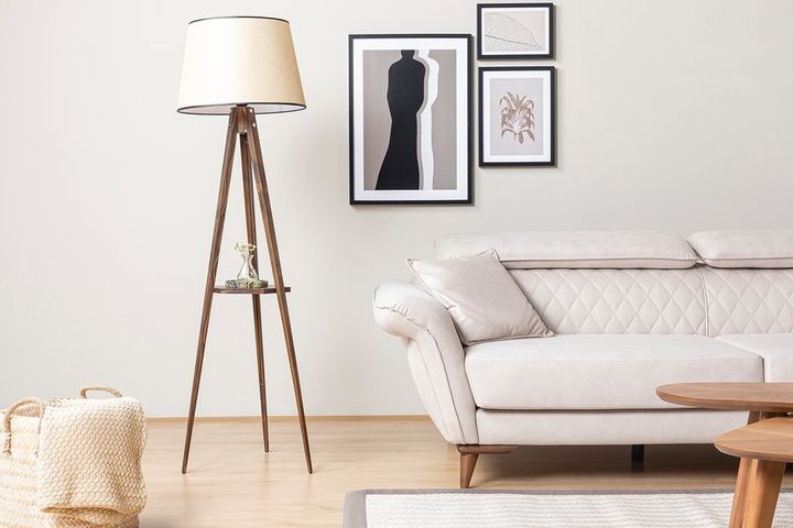 Warrick Houten Driepoot Vloerlamp met Rek, Lichtbruin en Bruin