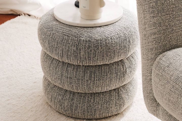 Joan Boum Poef, Grijs