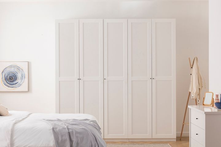 Luna Nox, Kastdeur, Profiel