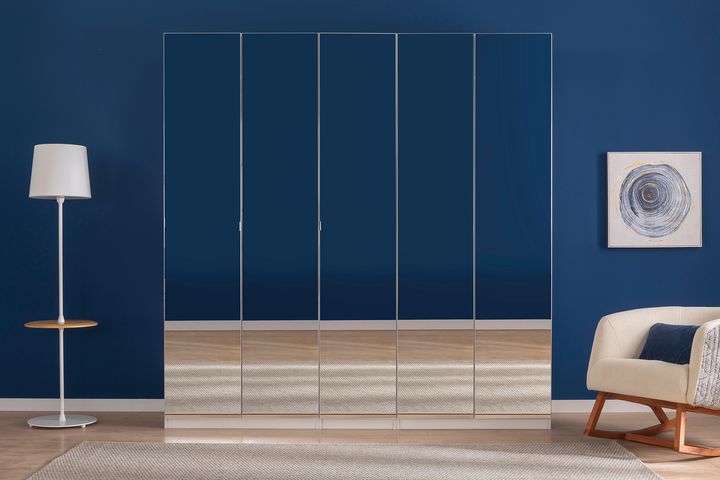 Luna Nox, Kastdeur, Spiegel