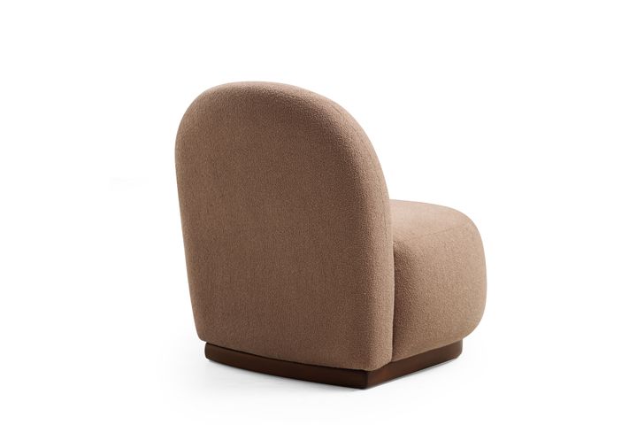 Tina Fauteuil, Bruin