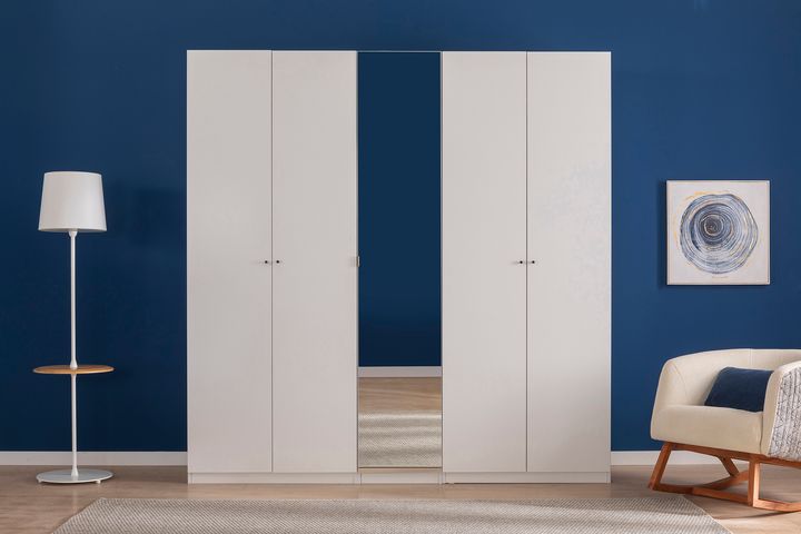 Luna Nox, Kastdeur, Spiegel