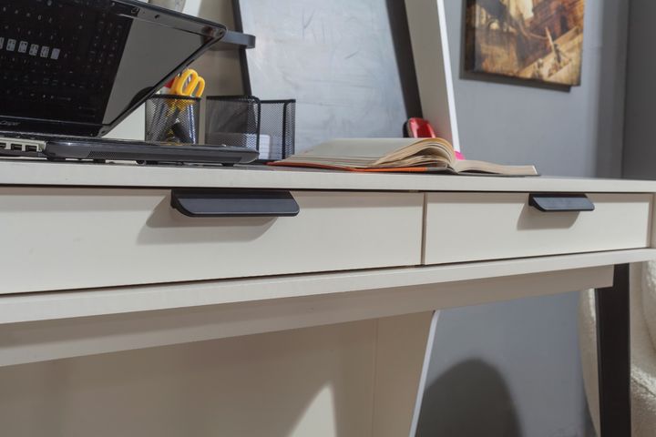 Colosseum Bureau, Wit