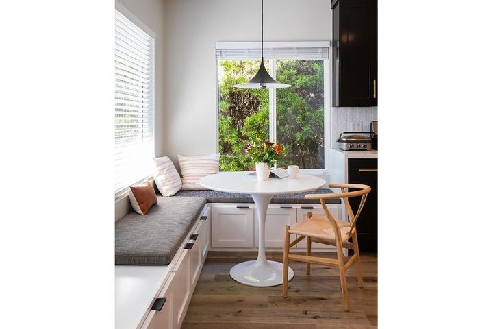 Tulip Tafel met Witte Poot