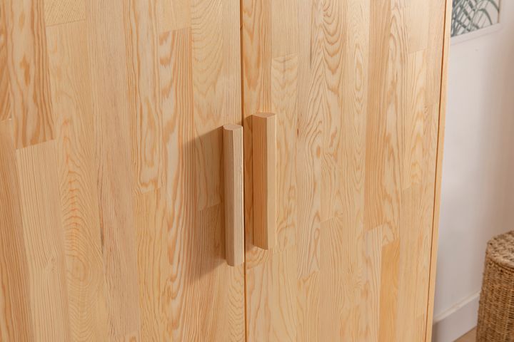 Massief grenen houten kledingkast met 3 deuren Massief grenen houten kledingkast met 3 deuren
